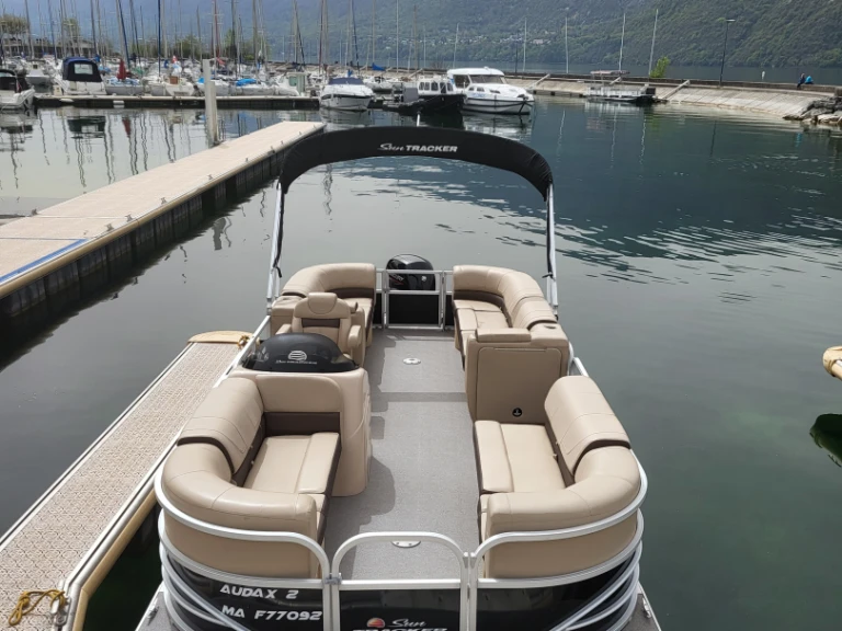 Louer Bateau à moteur avec ou sans skipper Tracker Marine LLC à Aix-les-Bains