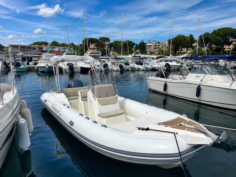 Louer Semi-rigide avec ou sans skipper Capelli à Saint-Raphaël