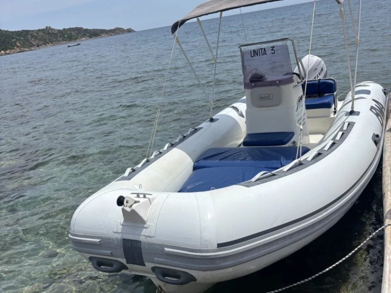 Louer Semi-rigide avec ou sans skipper Bwa à Costa Rei