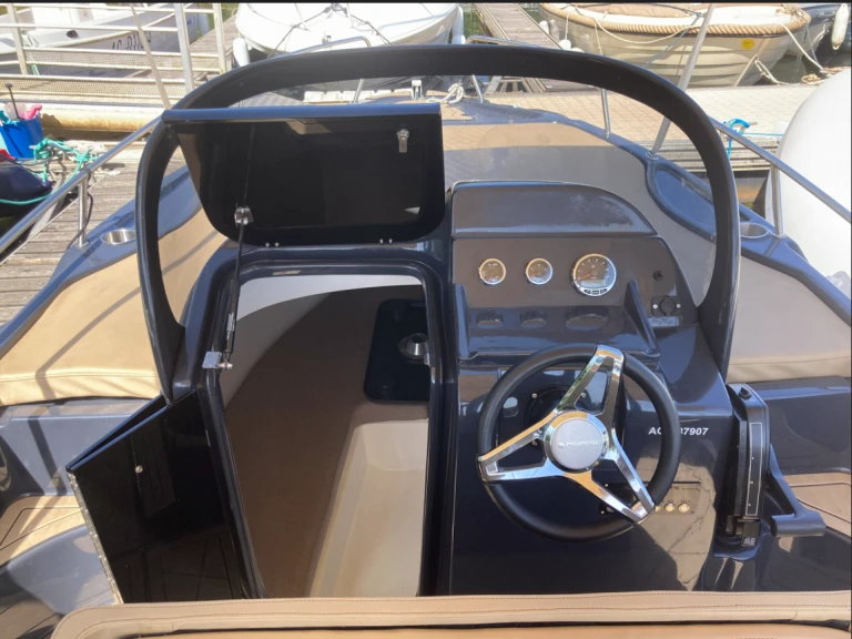 Location Bateau à moteur Nireus avec permis