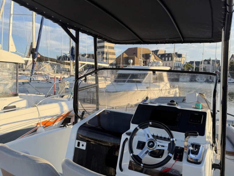 Louer Bateau à moteur avec ou sans skipper Bénéteau à Deauville