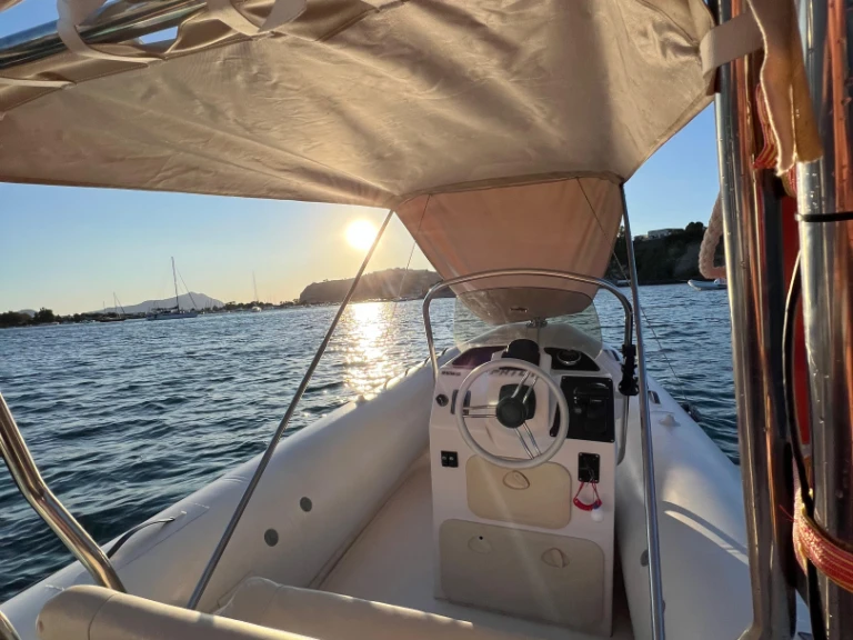 Louer Semi-rigide avec ou sans skipper Valiant à Torre Annunziata