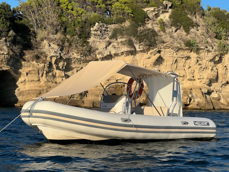 Location Semi-rigide Valiant avec permis