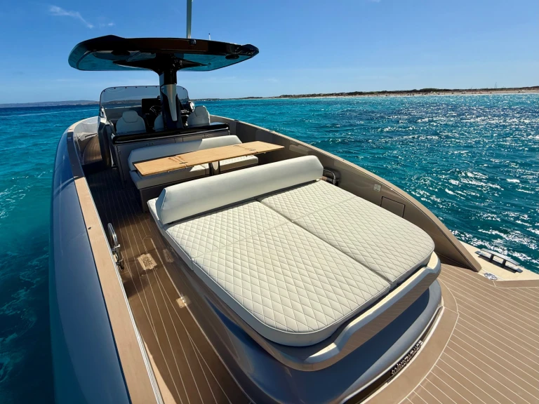 Louer Bateau à moteur avec ou sans skipper Solaris Power à Espagne