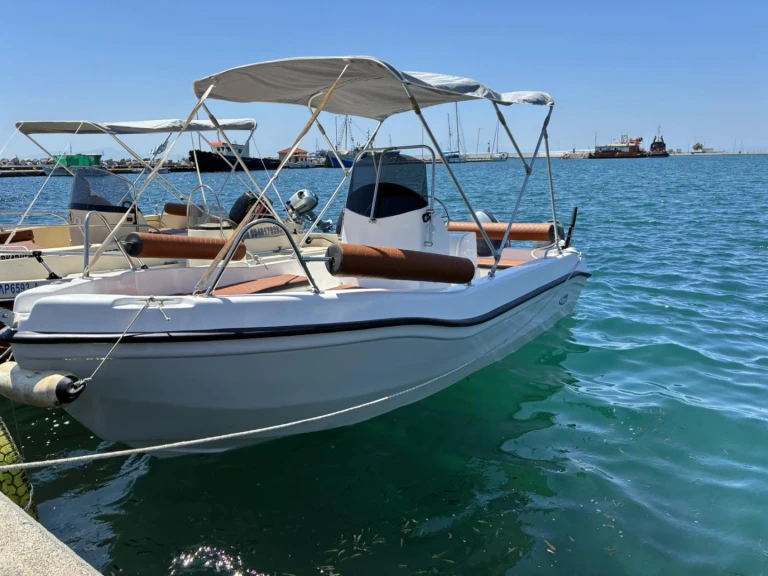 Location Bateau à moteur Athrakiboats avec permis