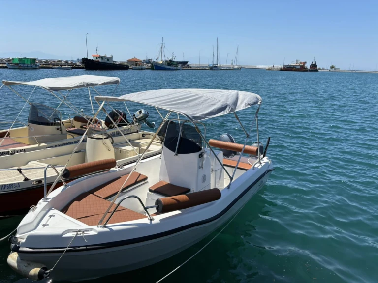 Bateau à moteur à louer à Néa Moudhaniá au meilleur prix