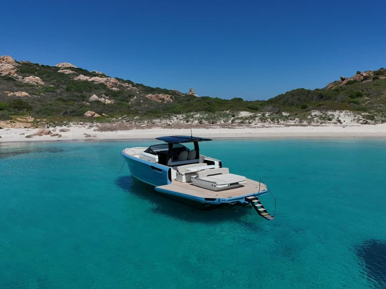 Location Bateau à moteur à Poltu Quatu - BELLINI Astor 36