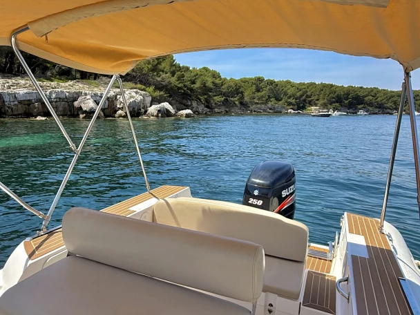 Louer Semi-rigide avec ou sans skipper Capelli à Cannes