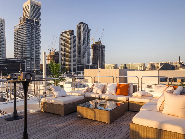 Louez un  Luxury Motor Yacht B à Dubai Marina