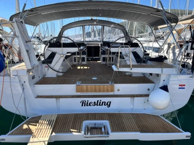 Sailboat to hire Seget Donji at the best price