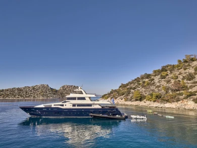 Luxury Yacht for rent Le Pirée at the best price