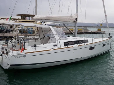 Yacht charter Livorno - Bénéteau Oceanis 38.1 on SamBoat