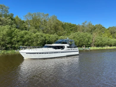 Bareboat Rental Motorboat De Drait with a boat licence
