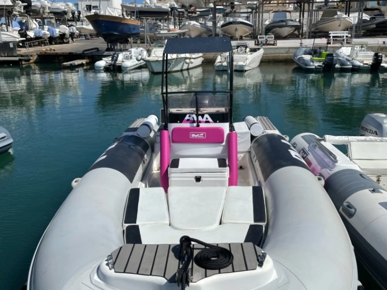 Louer Semi-rigide avec ou sans skipper Bwa à Trapani
