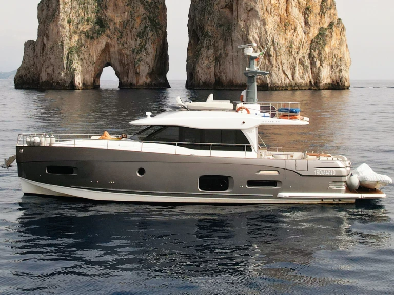 Bateau à moteur à louer à Naples au meilleur prix