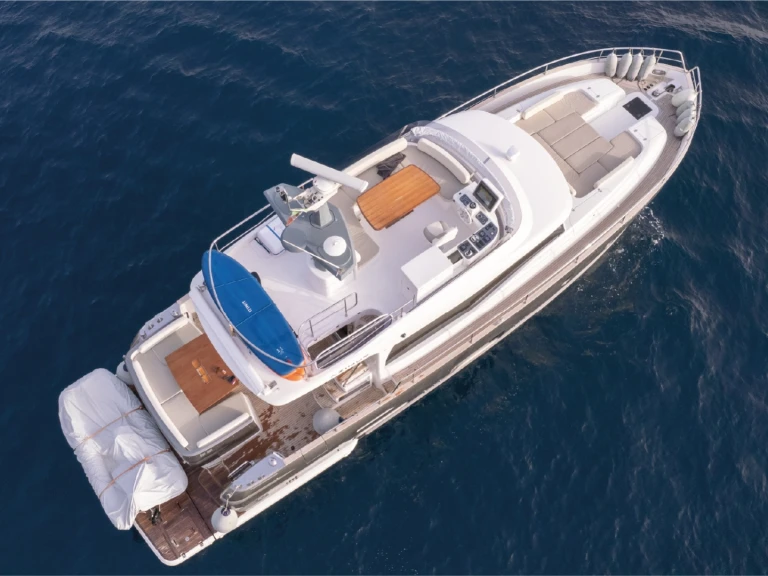 Louer Bateau à moteur avec ou sans skipper Azimut à Naples