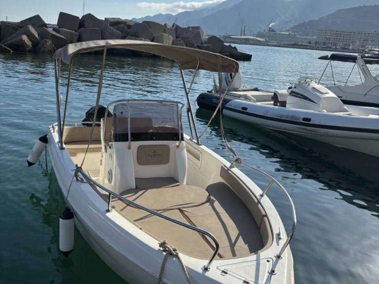 Bateau à moteur à louer à Port de Salerne au meilleur prix