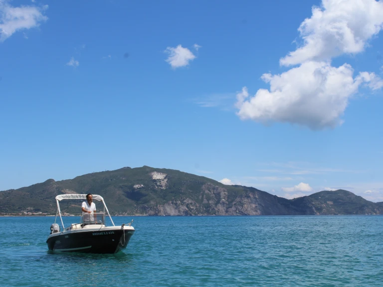 Louer Bateau à moteur avec ou sans skipper Poseidon à Laganás