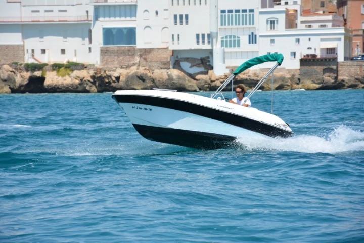 Louez un  Compass 400 GT à Sitges