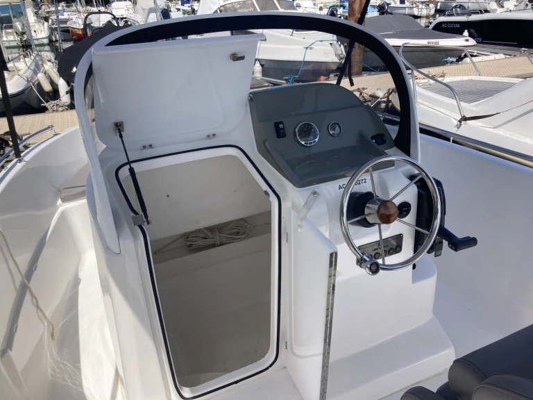 Location Bateau à moteur Nireus avec permis