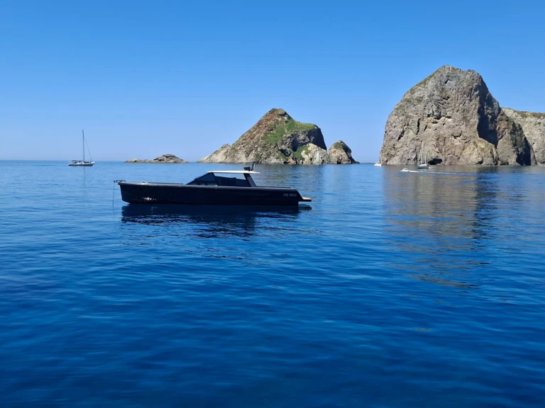 Louer Bateau à moteur avec ou sans skipper Wally à Porto Badino