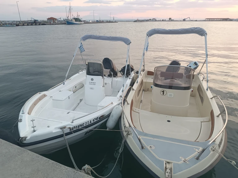 Location Bateau à moteur Athrakiboats avec permis