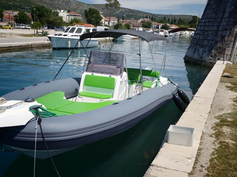 Louer Semi-rigide avec ou sans skipper Marlin Boat à Split