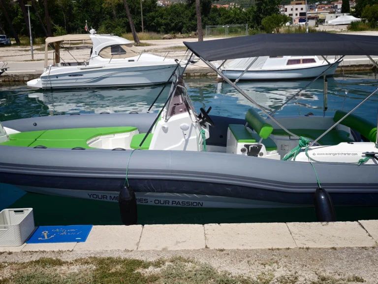 Location Semi-rigide Marlin Boat avec permis