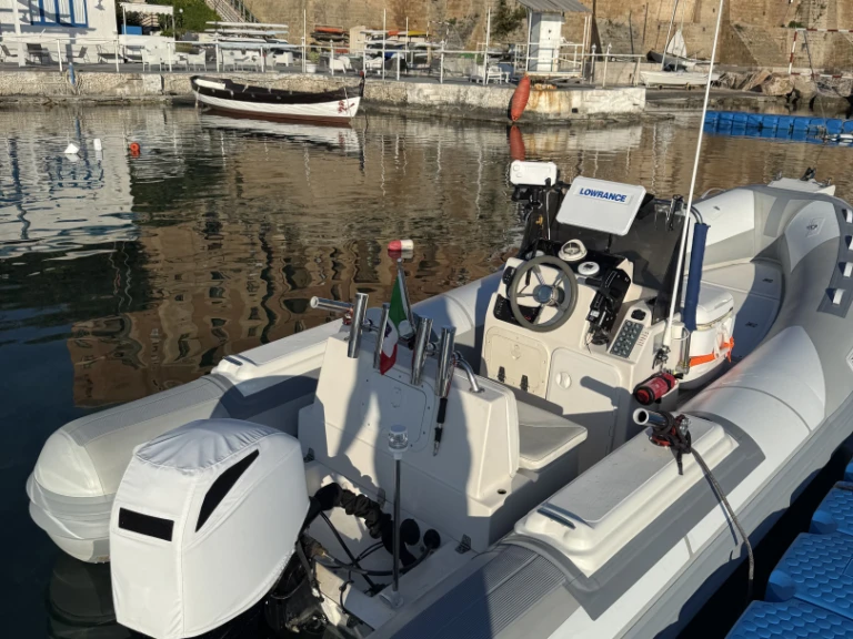 Louer Semi-rigide avec ou sans skipper trident à Taranto