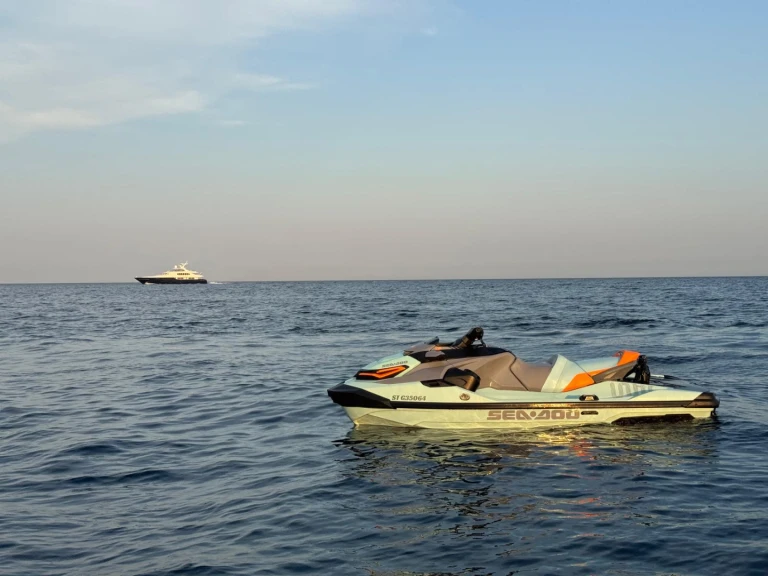 Louez un Sea-Doo Wakepro 230 à Saint-Tropez