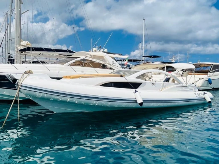 Louer Semi-rigide avec ou sans skipper Sacs à Vibo Marina