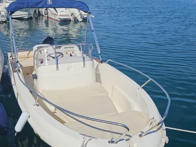 Hire Motorboat Jeanneau with a boat licence