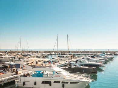 Barca a motore a noleggio a Puerto Deportivo de Lujo en Marbella al miglior prezzo