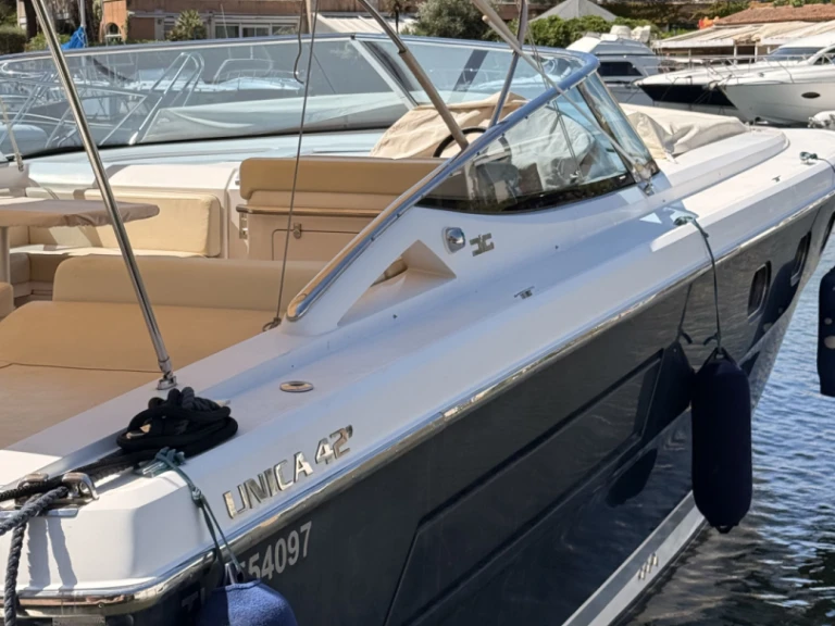 Bateau à moteur à louer à Port Grimaud au meilleur prix