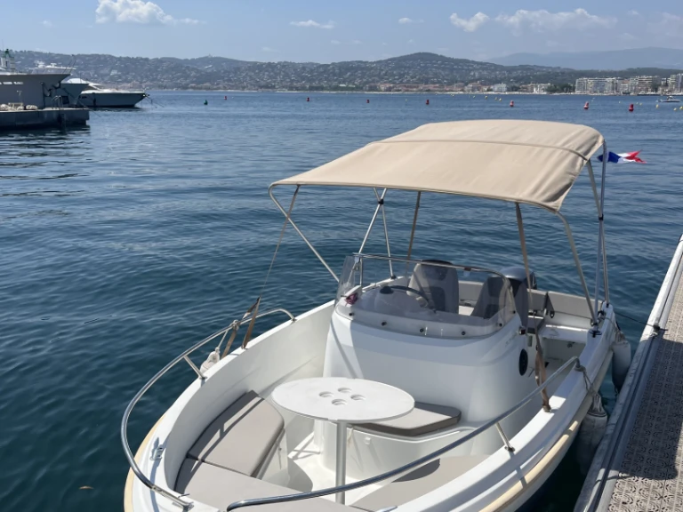 Location Bateau à moteur à Antibes - Jeanneau Cap Camarat 5.5 CC Serie 2 Style