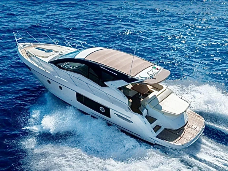 Louer Yacht avec ou sans skipper Cranchi à Antibes