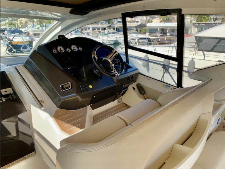 Louez un Cranchi M 44 à Antibes