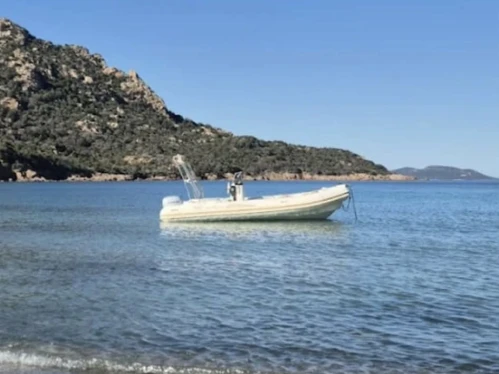 Louer Semi-rigide avec ou sans skipper Valiant à Porto-Vecchio