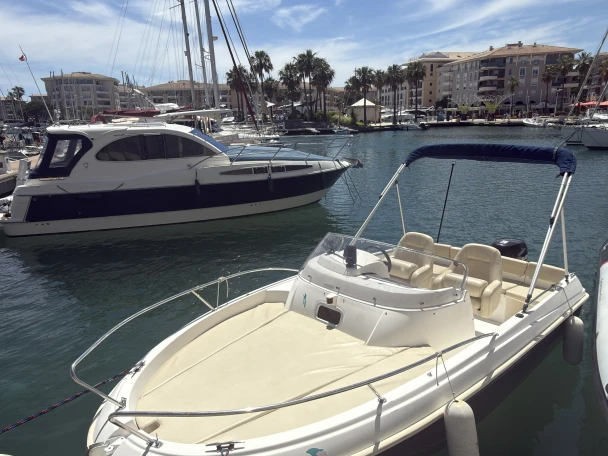 Louer Bateau à moteur avec ou sans skipper Jeanneau à Port Fréjus