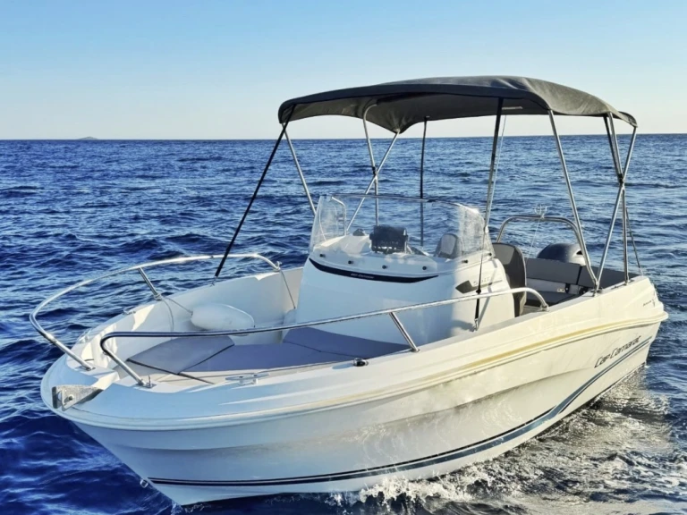 Louez un Jeanneau Cap Camarat 5.5 CC à La Spezia