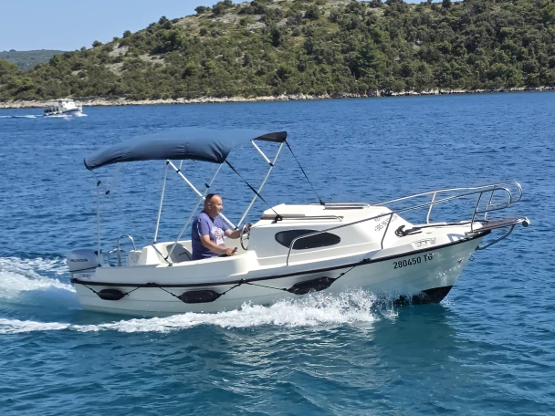 Location Bateau à moteur Adria avec permis