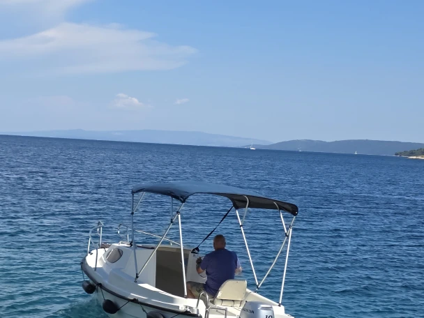 Bateau à moteur à louer à Vinišće au meilleur prix