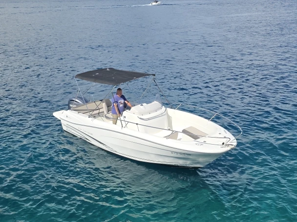 Louer Bateau à moteur avec ou sans skipper Jeanneau à Split