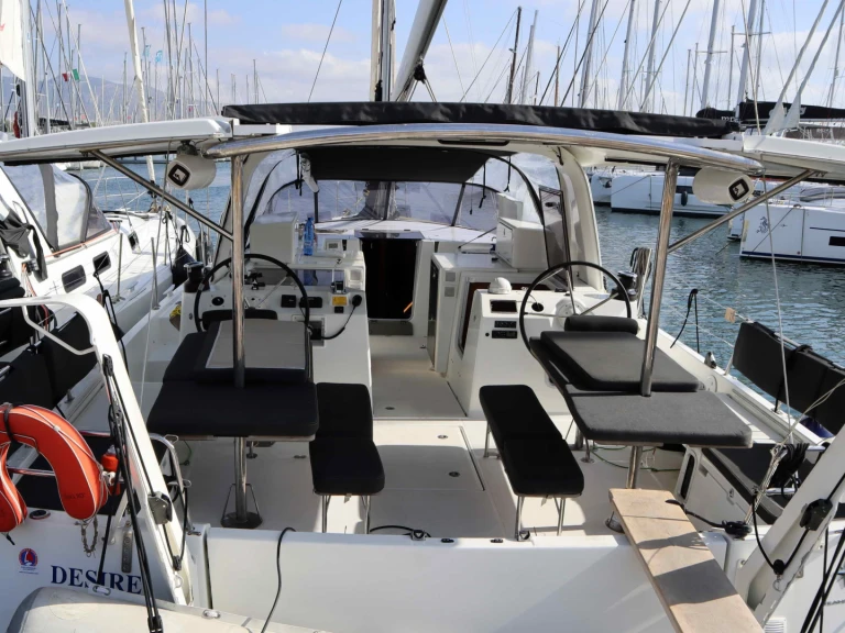 Louez un Jeanneau Sun Loft 47 /7cab à Néa Péramos