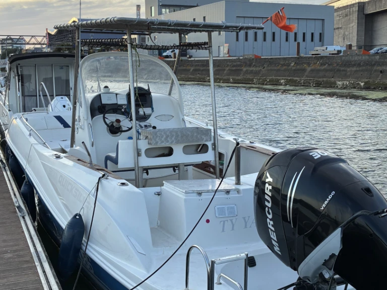 Location bateau Lorient pas cher Quicksilver 800 Commander