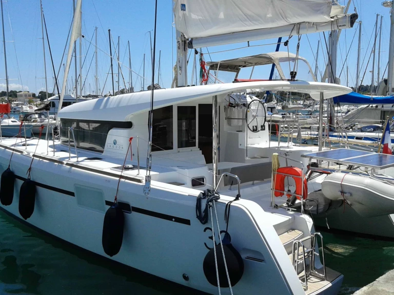 Louer Catamaran avec ou sans skipper Lagoon à Gouviá