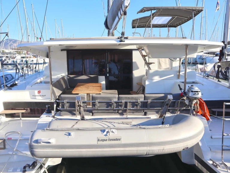 Catamaran à louer à Néa Péramos au meilleur prix