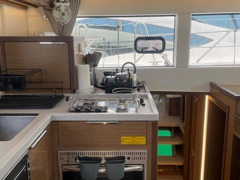 Louer Catamaran avec ou sans skipper Lagoon à Álimos