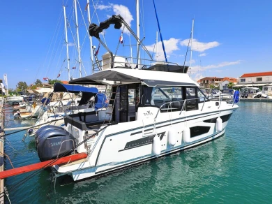 Boat rental Jeanneau Merry Fisher 1095 Fly in Biograd na Moru on Samboat