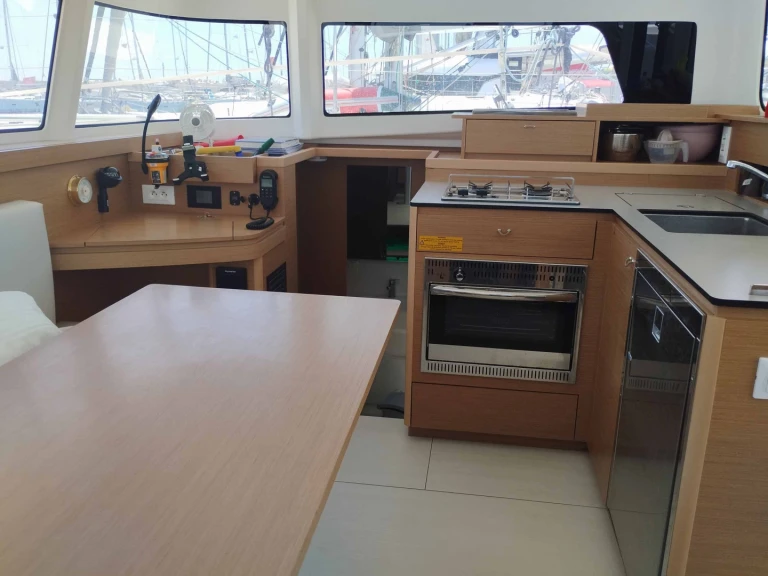Louer Catamaran avec ou sans skipper Excess à Néa Péramos